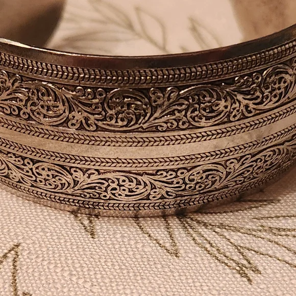 Beautiful Thick Silver Plate Tibet Style Boho Bangle Bracelet - Picture 3 of 5